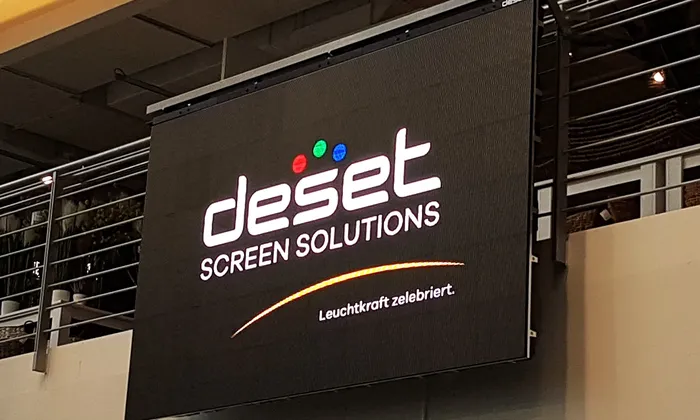 deset Indoor LED Display im Showroom