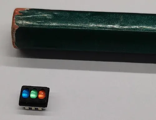 Lens SMD LED neben Bleistift — Größenvergleich