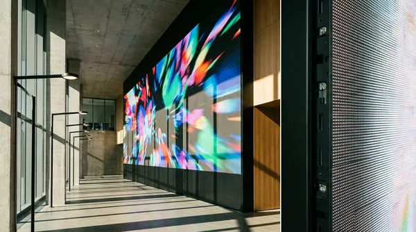 LED Display Videowand in modernem Gebäude