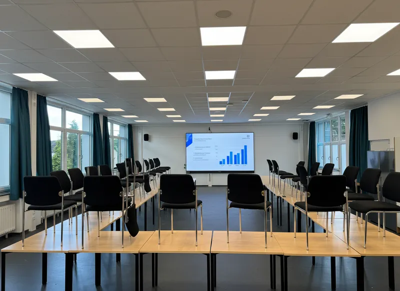 deset Konferenzraum-Display in einem Schulungsraum