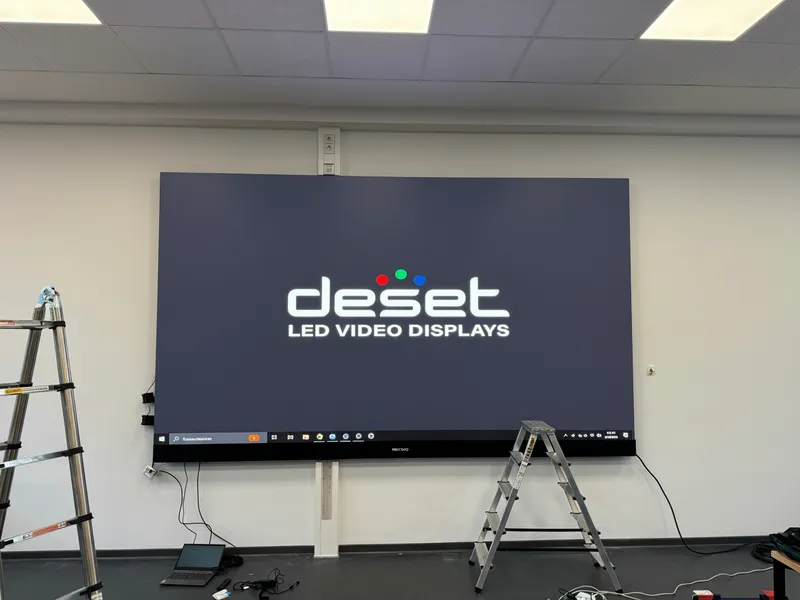 Konferenzraum LED Display — deset Branding