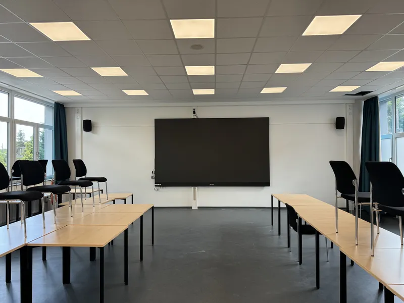 Konferenzraum LED Display — Gesamtansicht