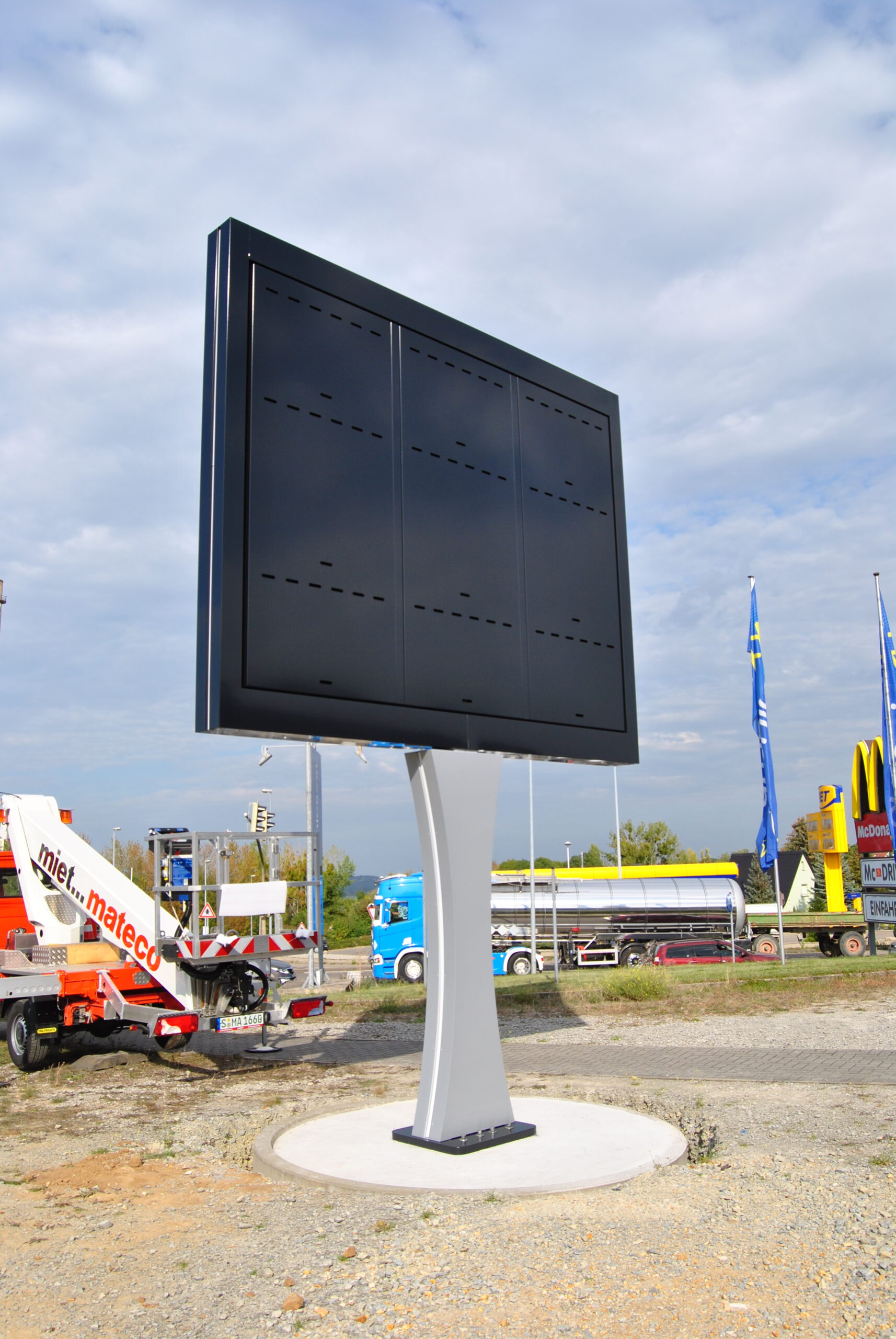 Auralight Freisteher mit RGB Leuchtstreifen